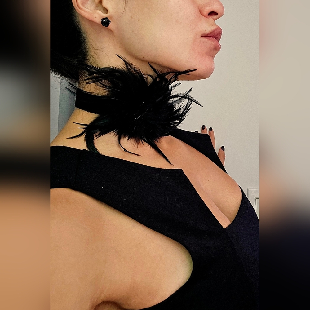 Elegant Black Feather & Rhinestones Choker - Picture 4 of 11
